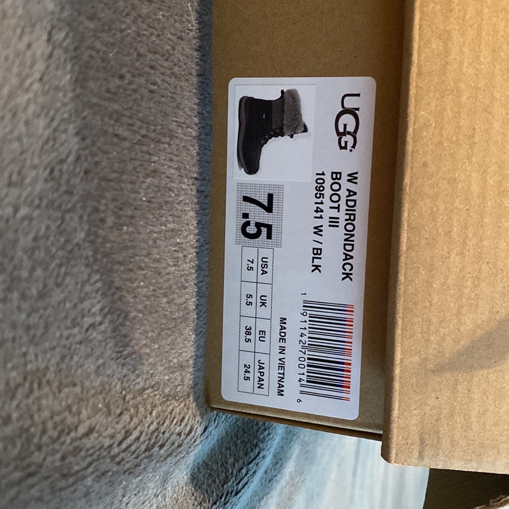 NIB UGG Water Proof Boots w/Faux Fur - Size 7.5 - Picture 10 of 14